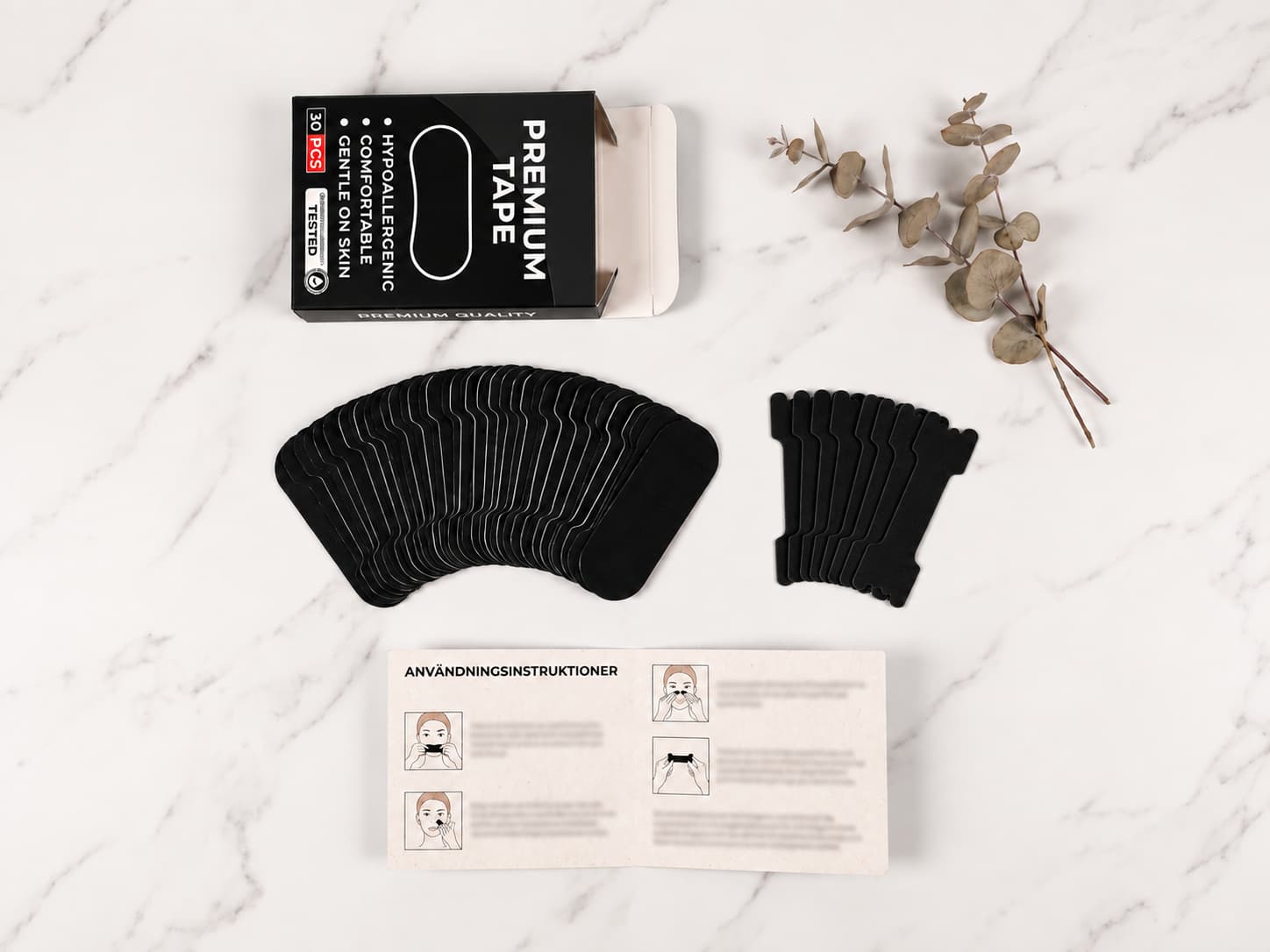 Flat lay: öppen förpackning, muntejp, näsremsor, instruktionskort
